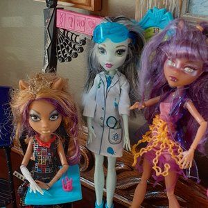 MONSTER HIGH DOLL Bundle + furniture, clothes, & accessories